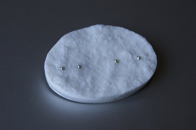 Broche-Claire-Lavendhomme,-argent-et pigment,-photo-Claire Lavendhomme