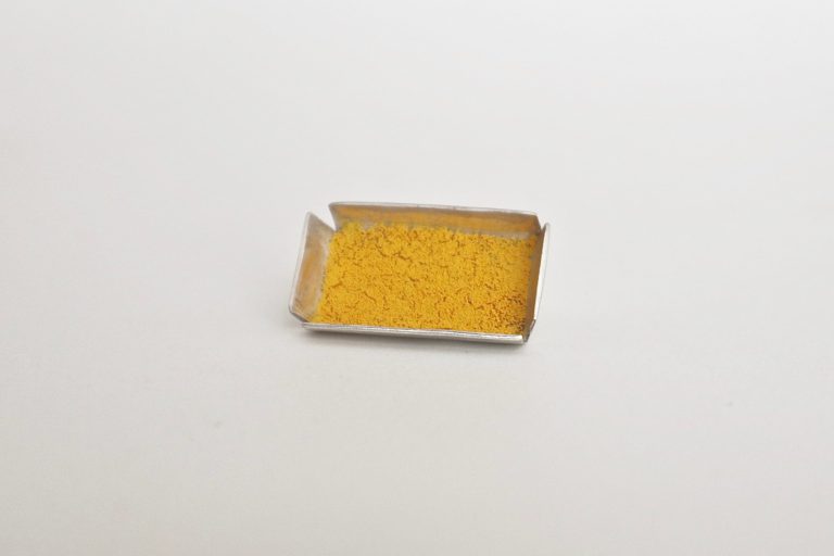 Broche-Claire-Lavendhomme,-argent-et pigment,-photo-Claire Lavendhomme