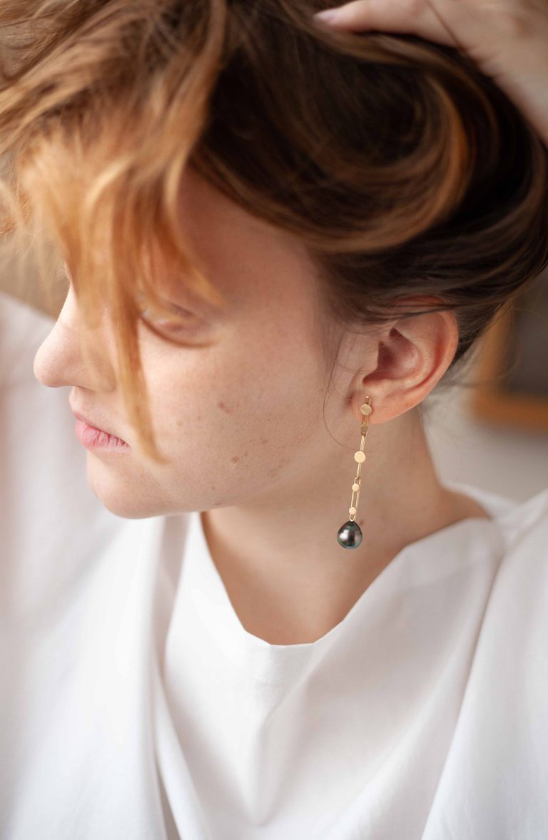 Sabine Herman, boucles d'oreille Lola, or jaune, photo Laeticia Paillé