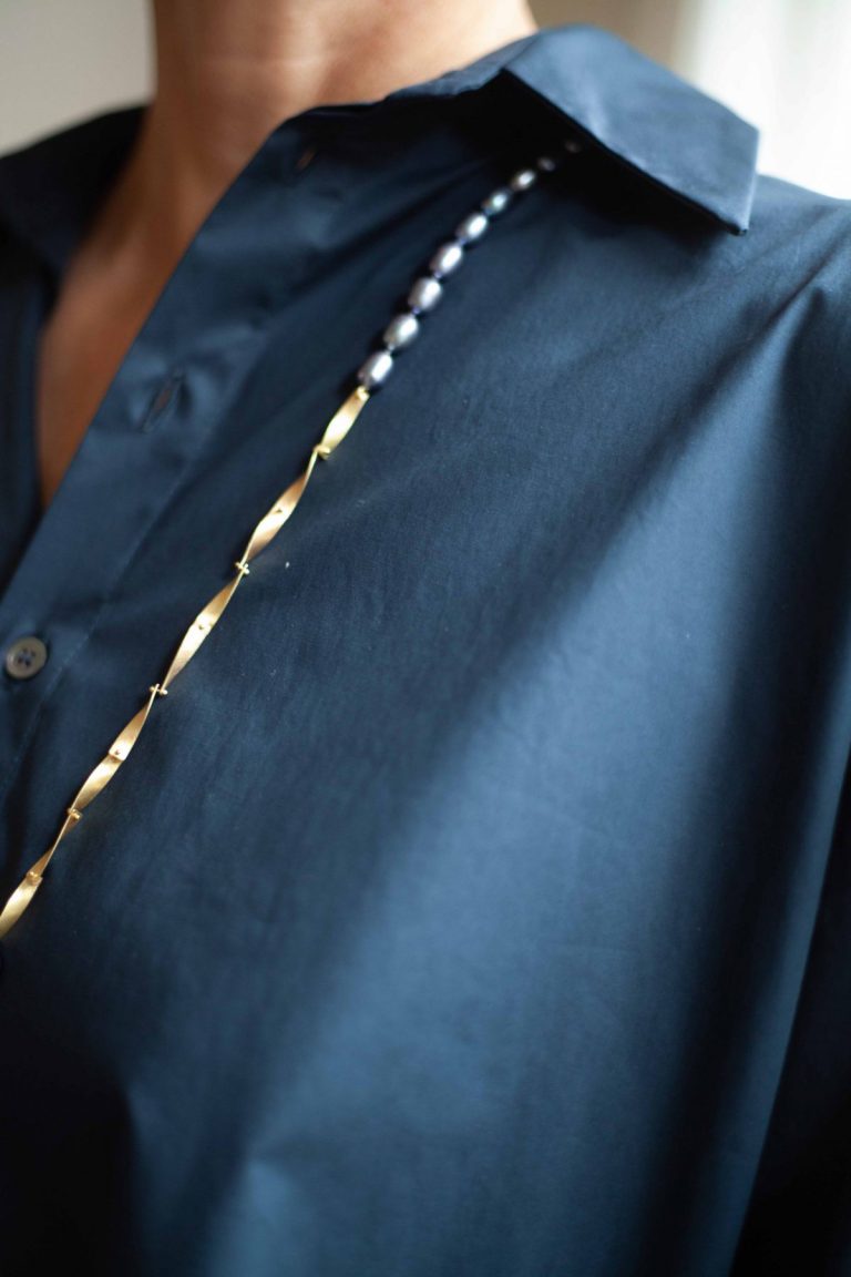 Sabine Herman, collier or jaune et perles d'eau douce, photo Laetitia Paillé