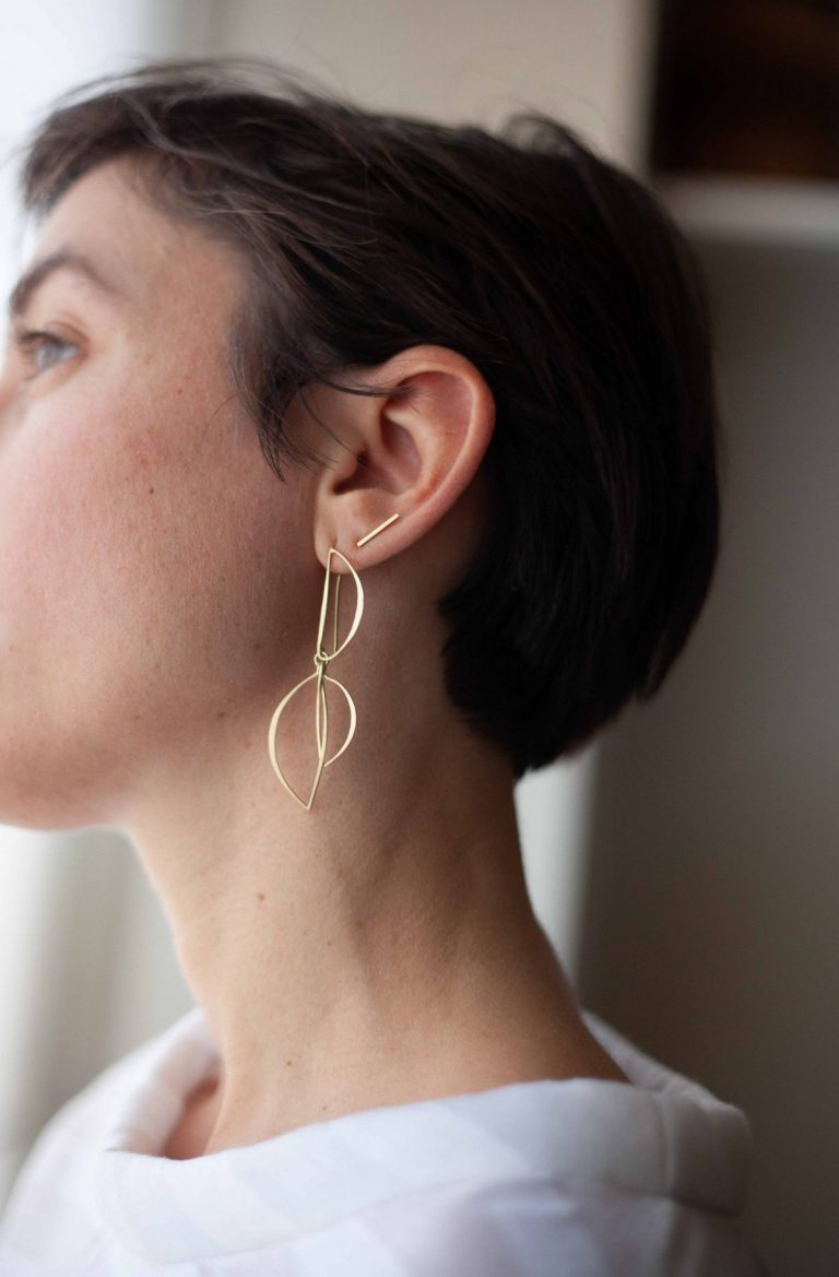 Sabine Herman, boucles d'oreilles Ficus, or jaune mat