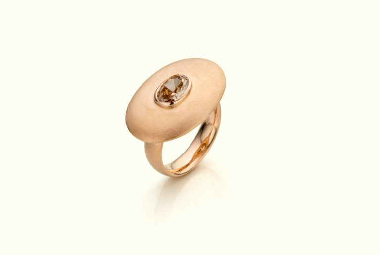 Bague Atol, Sabine Herman, or jaune et saphir, photo erwin maes