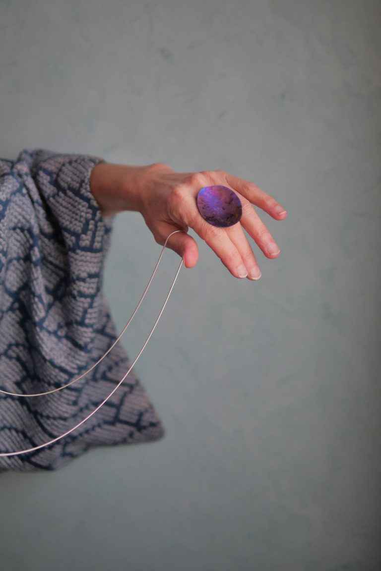 Collier argent, Yoko Takirai et bague Claire Lavendhomme, titane, photo Lou Sautreau