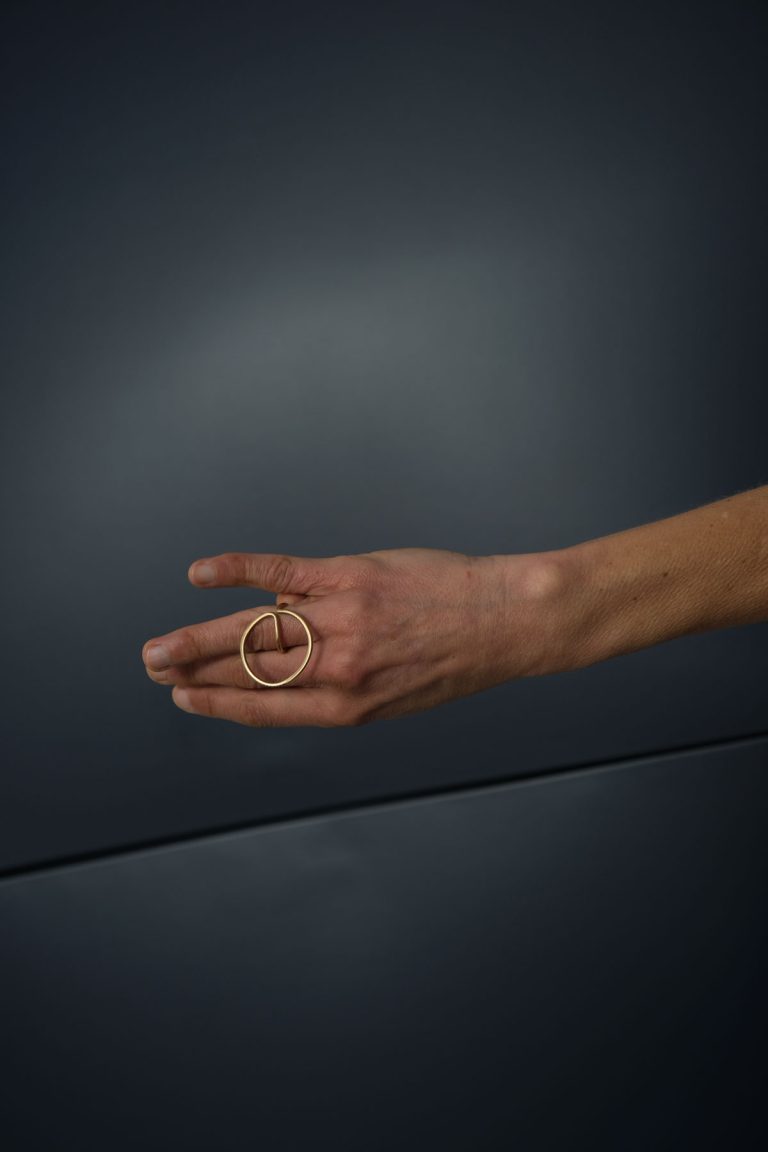 Bague-Robert,-Chloé-Noyon,-bague-or,-photo-Lou-Sautreau