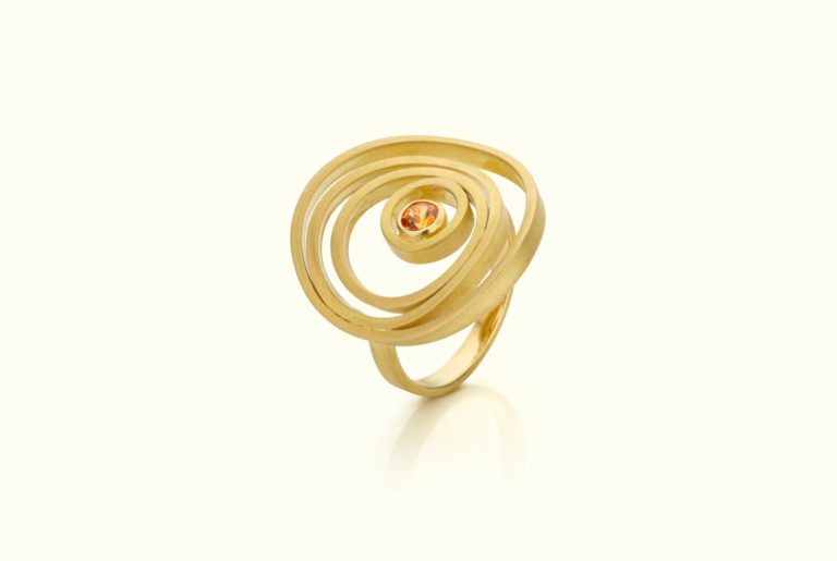 Bague citrus, Sabine Herman, or jaune et saphir, photo erwin maes