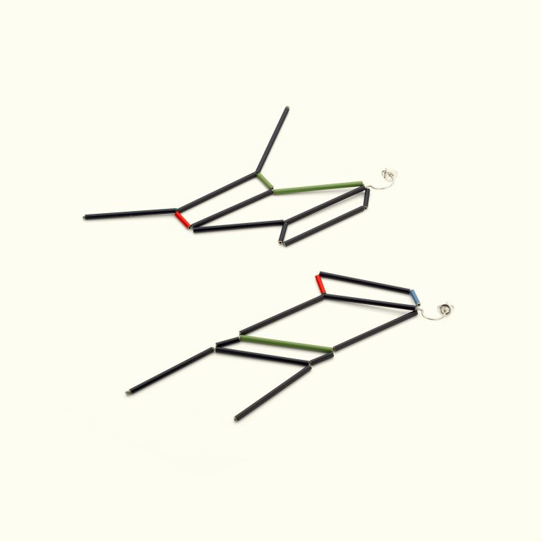 Lou Sautreau, collection Illusion, laiton laqué et acier, photo erwin maes