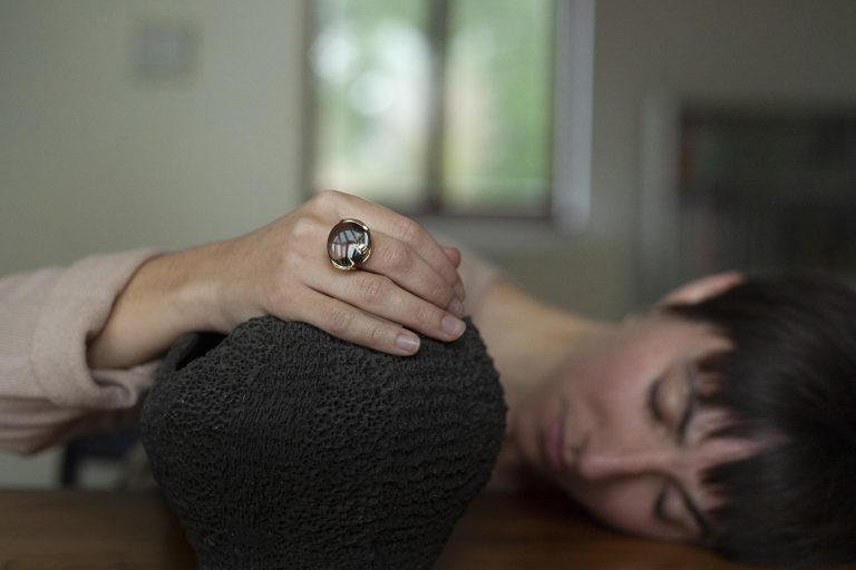 Sabine Herman, Bague Ray, or quartz fumé, photo Laeticia Paillé