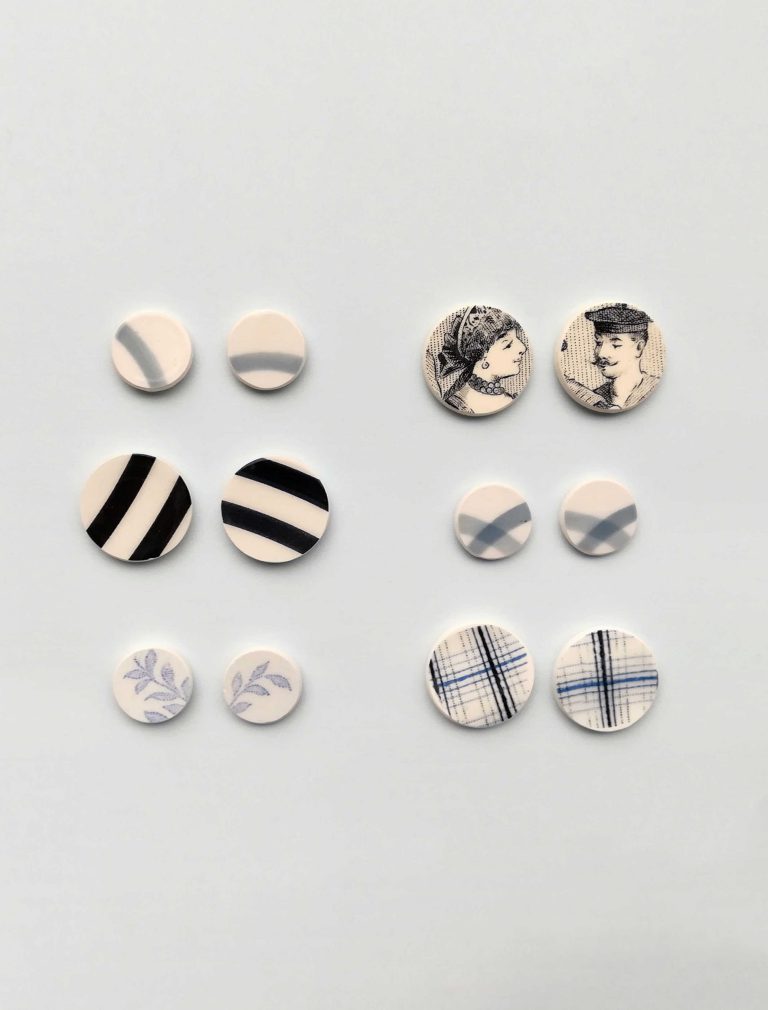 Boucles d'oreilles puces, céramique, Julie Decubber, La matière céramique en objets précieux