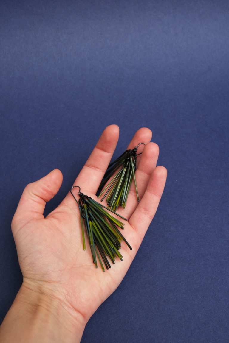 Nathalie Tisserand glass textile , photo credit Lou sautreau une cascade de couleurs