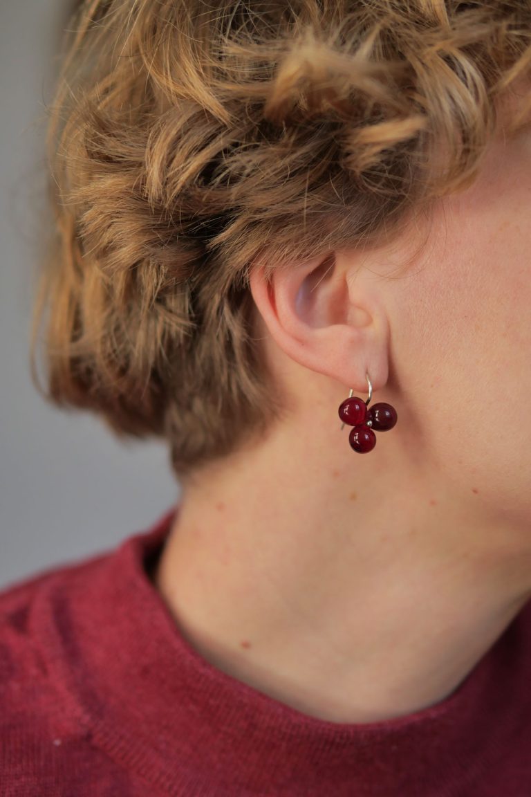 Boucles d'oreille Andrea Borst, argent et verre, photo lou sautreau (1)