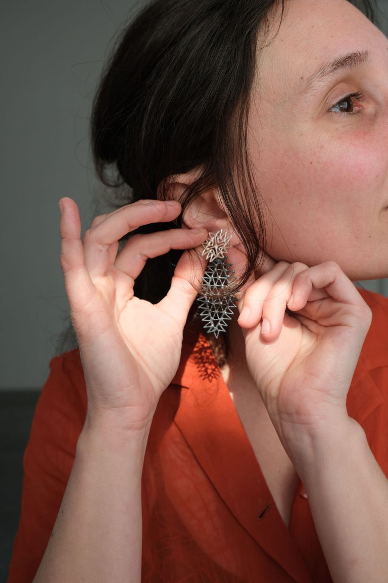 Boucles-d'oreille-annavlahos,-argent,-photo-Lou-Sautreau