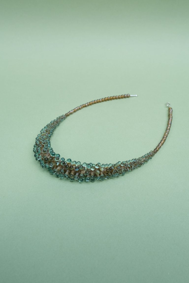 Boucles-d'oreilles-Andrea-Borst,-argent-et-verre,-photo-Lou-Sautreauzoom