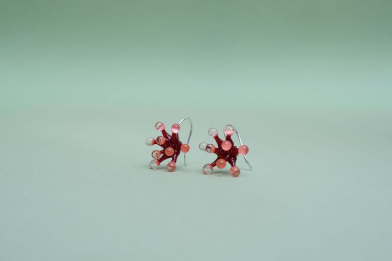 Boucles-d'oreilles-Andrea-Borst,-argent-et-verre,-photo-Lou-Sautreauzoom2