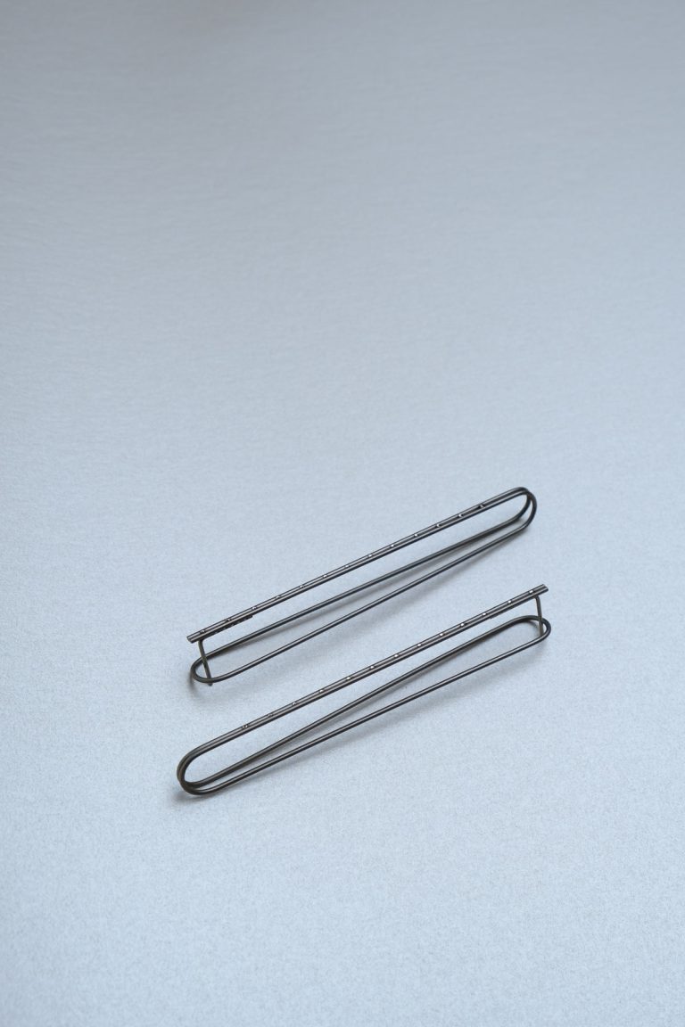 Boucles d'oreilles Sling, acier, Esther Heite. Esther Heite la soudure comme décor