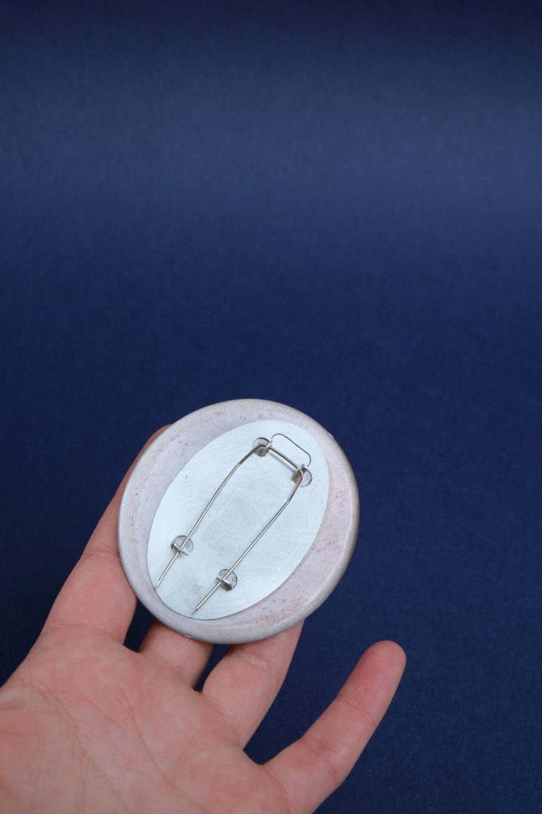 Broche Nevin Arig argent aluminium résine pigments-photo credit Lou Sautreau cherche à explorer l'essentiel