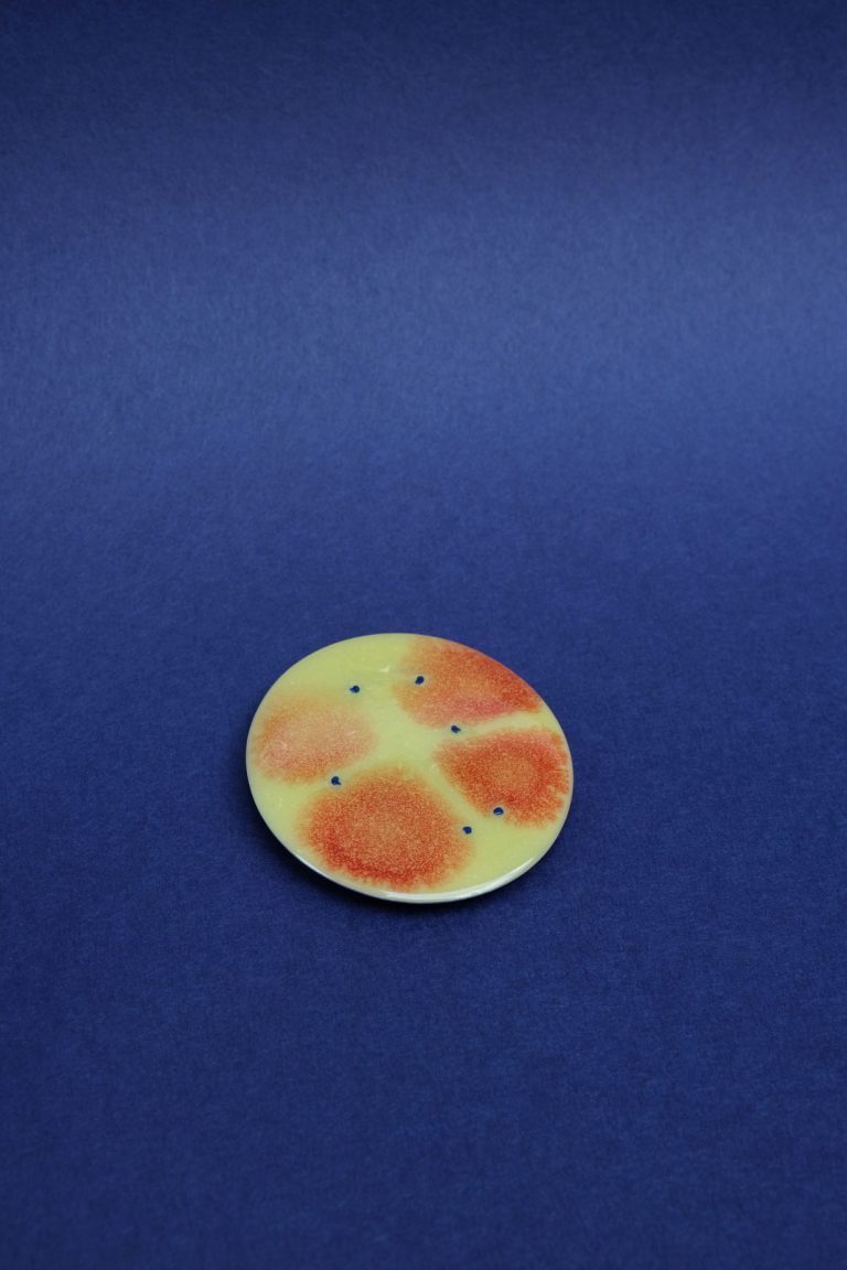 Broche Nevin Arig argent aluminium résine pigments-photo credit Lou Sautreau cherche à explorer l'essentiel