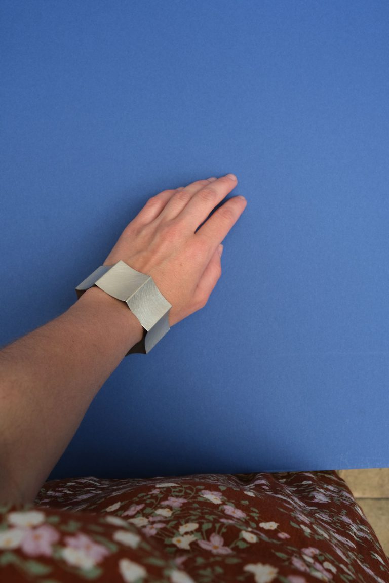 Claudia Hoppe, bracelet argent 950, Photo Lou Sautreau, Bracelets minimalistes jouant sur l'élasticité de l'argent