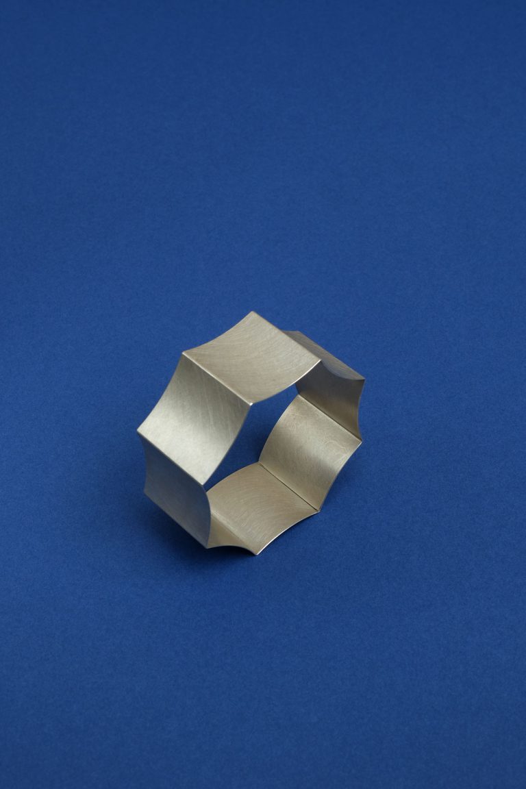 Claudia Hoppe, argent 950, Photo Lou Sautreau. Bracelets minimalistes jouant sur l'élasticité de l'argent