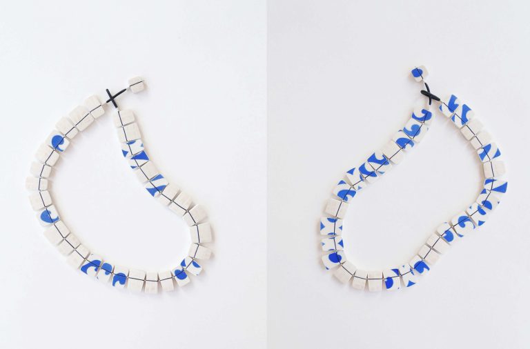 Collier Cancale recto verso, Julie Decubber, photo Julie Decubber La matière céramique en objets précieux