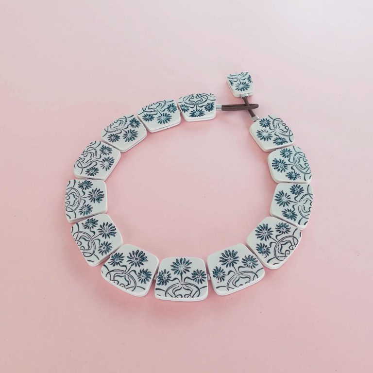 Collier céramique et coton, Julie Decubber, La matière céramique en objets précieux