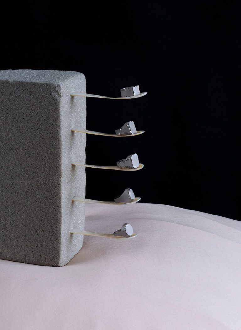 Boucles bague, acier, Esther Heite. Esther Heite la soudure comme décor