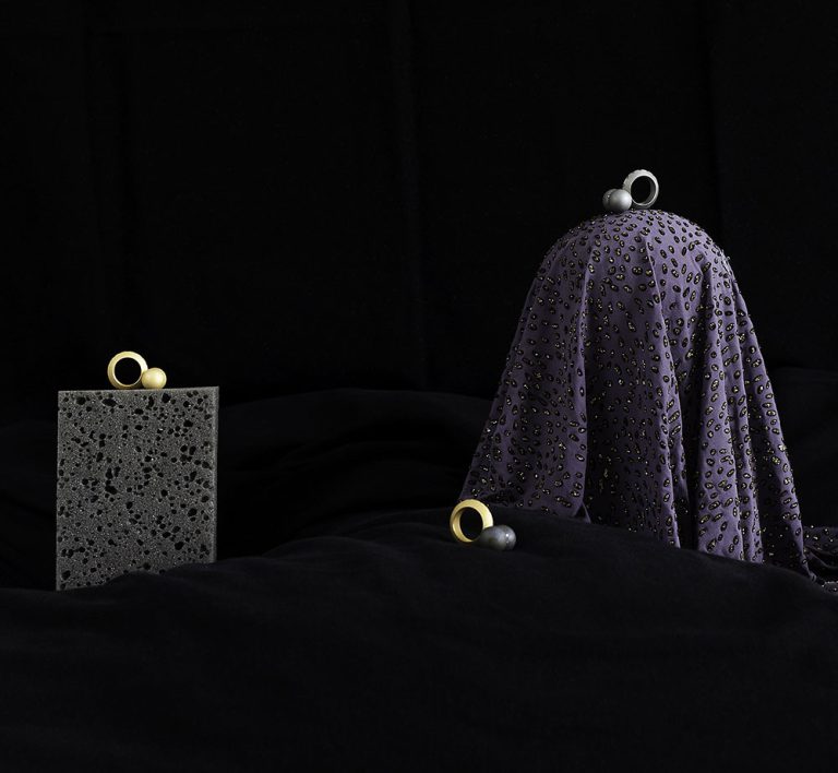 Boucles bague, acier, Esther Heite. Esther Heite la soudure comme décor