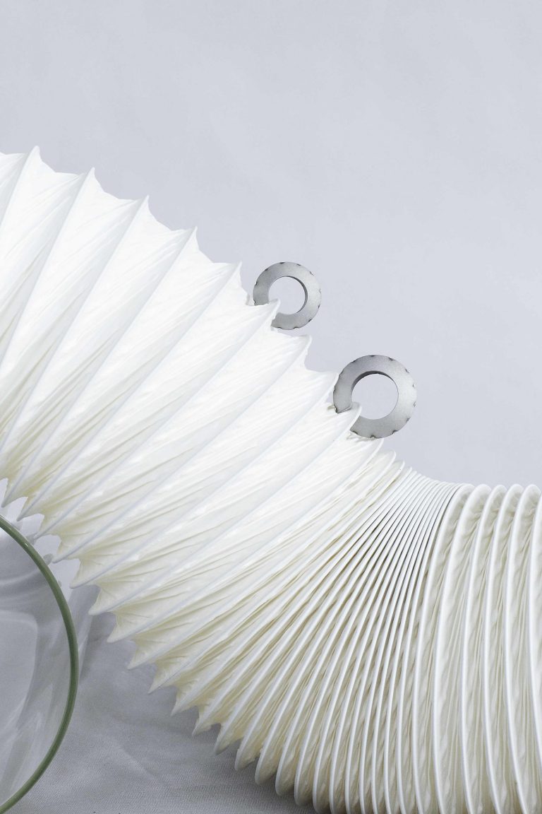 Boucles d'oreilles, acier, Esther Heite. Esther Heite la soudure comme décor