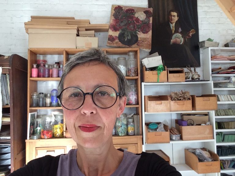 Isabelle Carpentier portrait in her atelier