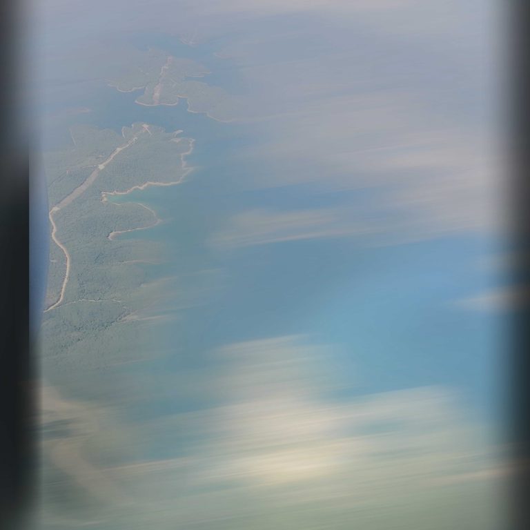 Broche Nevin Arig argent aluminium résine pigments-photo credit Lou Sautreau cherche à explorer l'essentiel