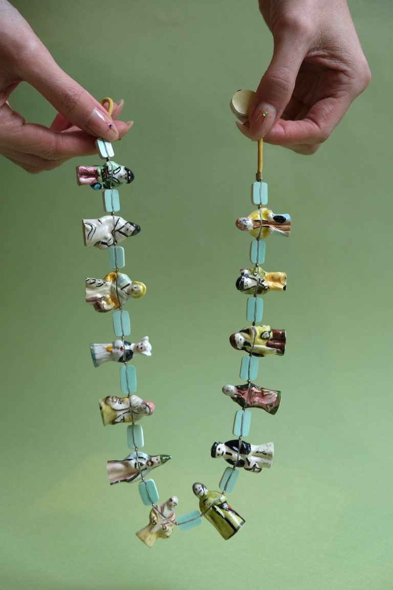 Julie Decubber, Collier Gavotte, fêves, céramique, 2024, La matière céramique en objets précieux