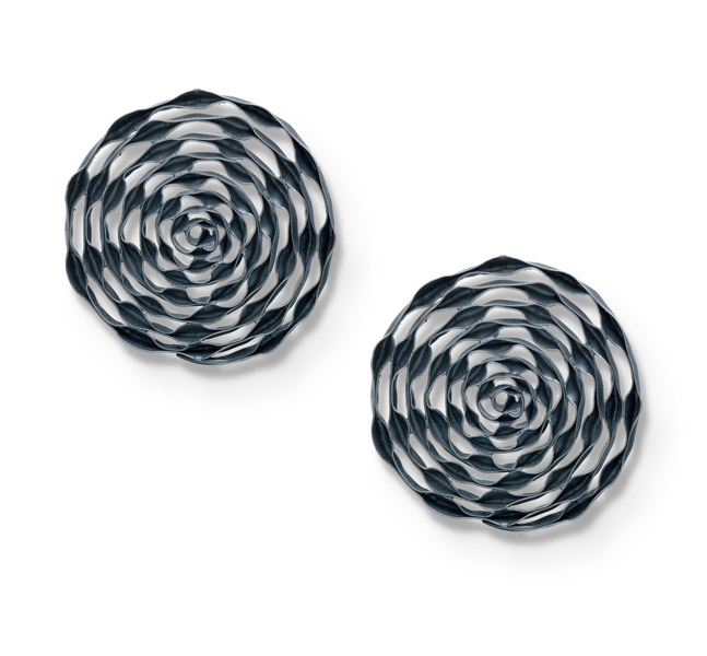Kazuko-Nishibayashi_spiral circle-earrings_oxydised silver-photo kazuko nishibayashi