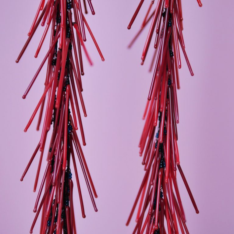 Nathalie Tisserand glass textile , une cascade de couleurs