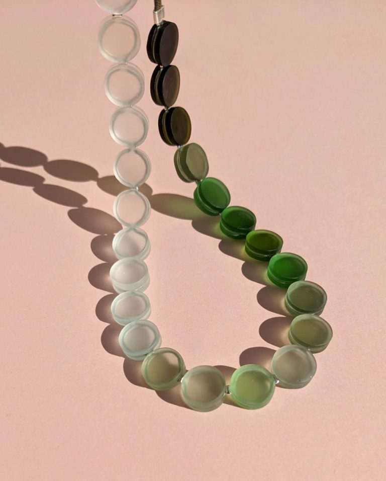 Collier Les plages, tessons de verre, 2024, Julie Decubber, La matière céramique en objets précieux
