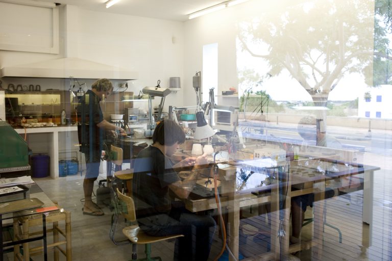 Vue de l'atelier de Majoral Un dialogue entre le monde végétal et les métaux précieux