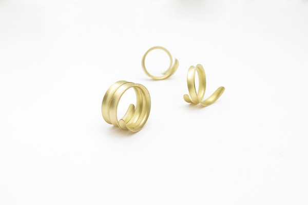 Majoral, bagues Volta, or 18ct, argent. Un dialogue entre le monde végétal et les métaux précieux