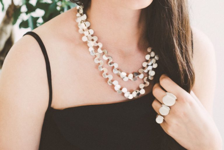 Majoral, collier Papillones, or 18ct, argent. Un dialogue entre le monde végétal et les métaux précieux