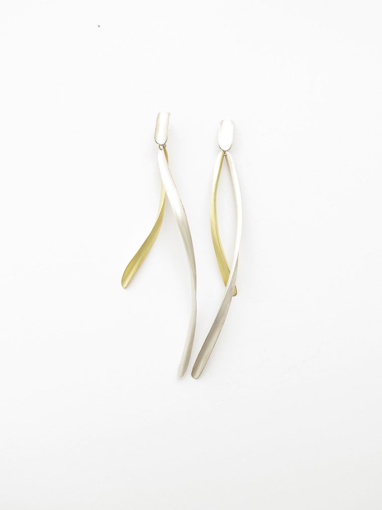 Majoral, boucles d'oreilles Volta, or 18ct, argent. Un dialogue entre le monde végétal et les métaux précieux