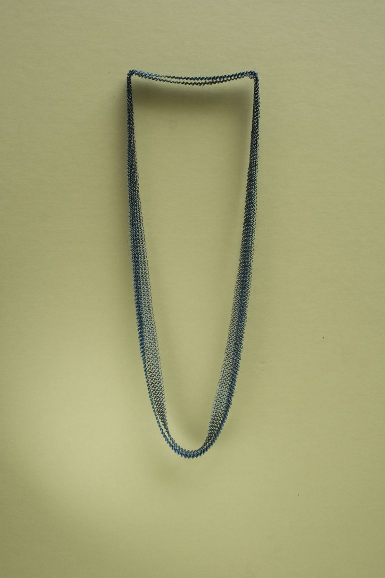 Pascale-Lion,-collier-titane,-photo-Lou-Sautreau