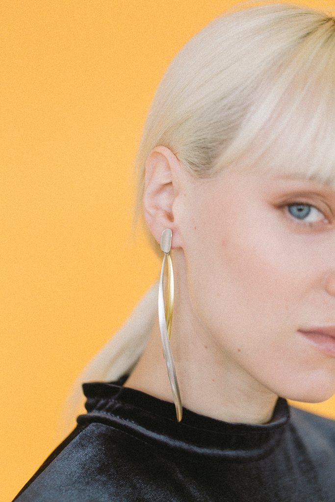 Majoral, boucles d'oreilles Volta, argent. Un dialogue entre le monde végétal et les métaux précieux