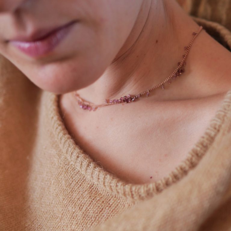 Kate Wood, collier vermeil et rubis, photo Lou Sautreau