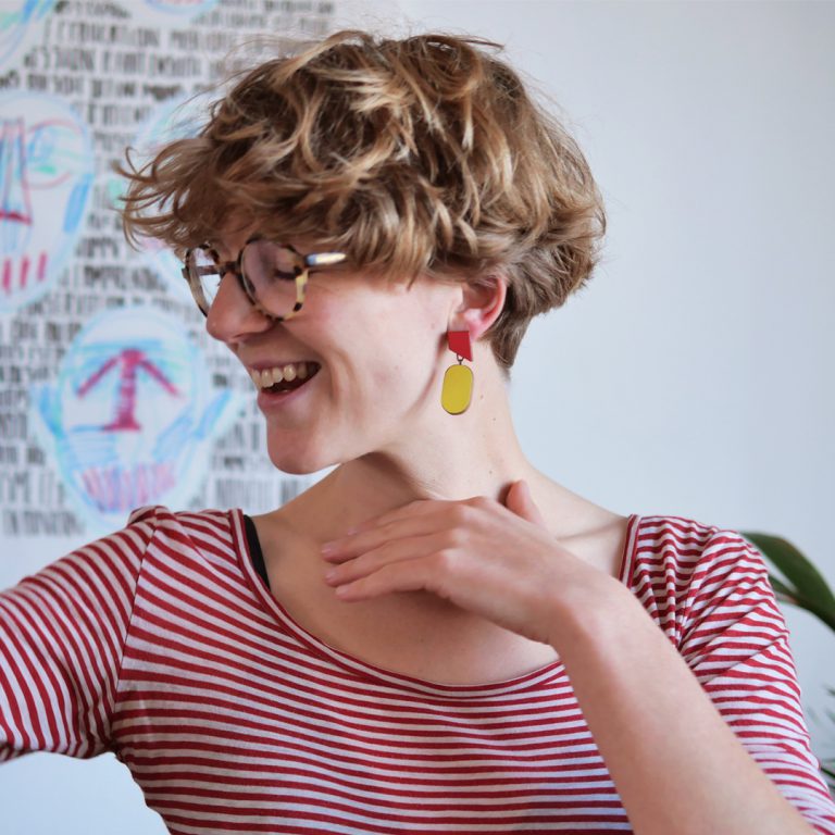 Karen Vanmol, boucles d'oreilles en argent et formica, Le formica revisité en bijou contemporain