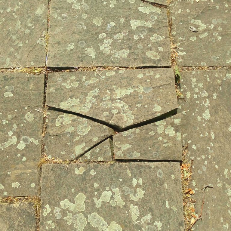 Vue de l'atelier de Karen Vanmol Le formica revisité en bijou contemporain