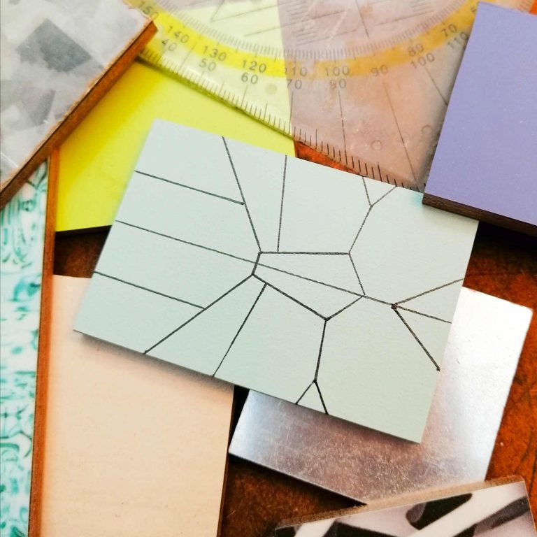 Vue de l'atelier de Karen Vanmol Le formica revisité en bijou contemporain