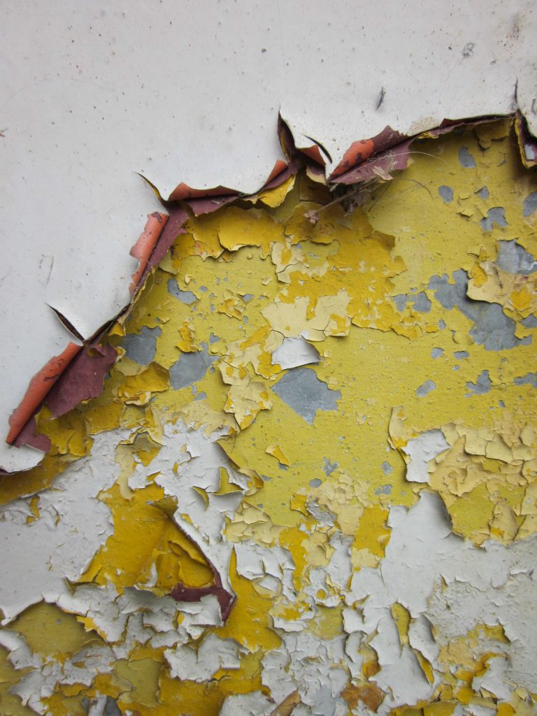 Vue de l'atelier de Karen Vanmol Le formica revisité en bijou contemporain