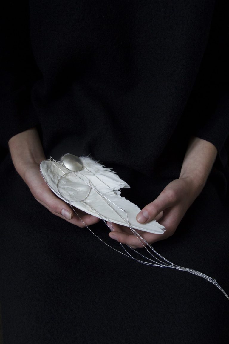 Charlotte Vanhoubroeck, collier, boîte, argent plume, photo, Simon Debbaut