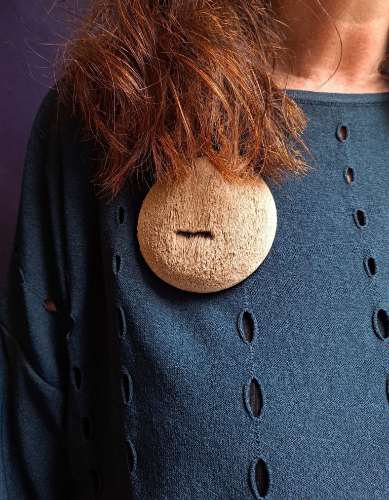 Broche Lore Langendries, cuir