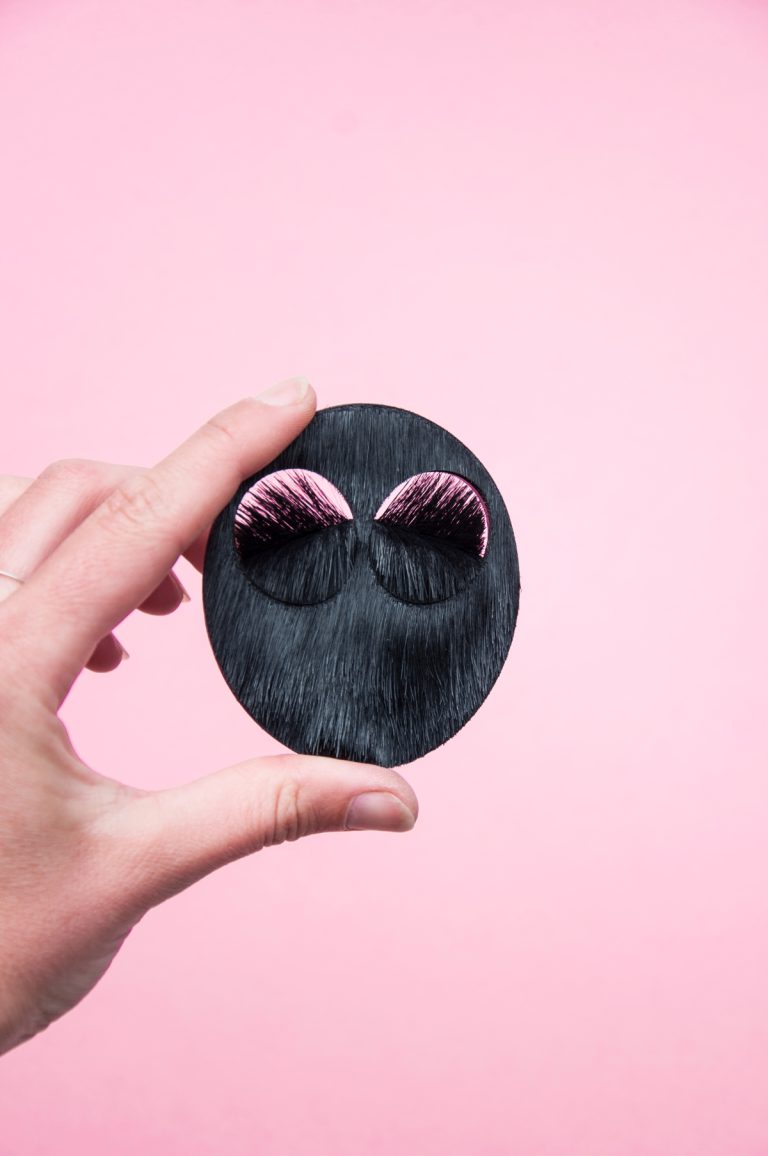 Hide-the-fragment-Lore-Langendries-broches-cuir-magnetweb