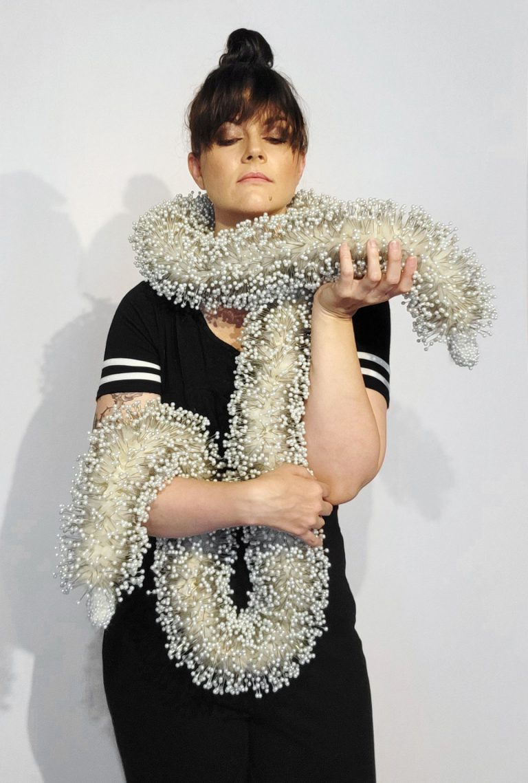 Monarch-Vivienne-Varay-sculpture-epingles-fourrure-argent-filweb