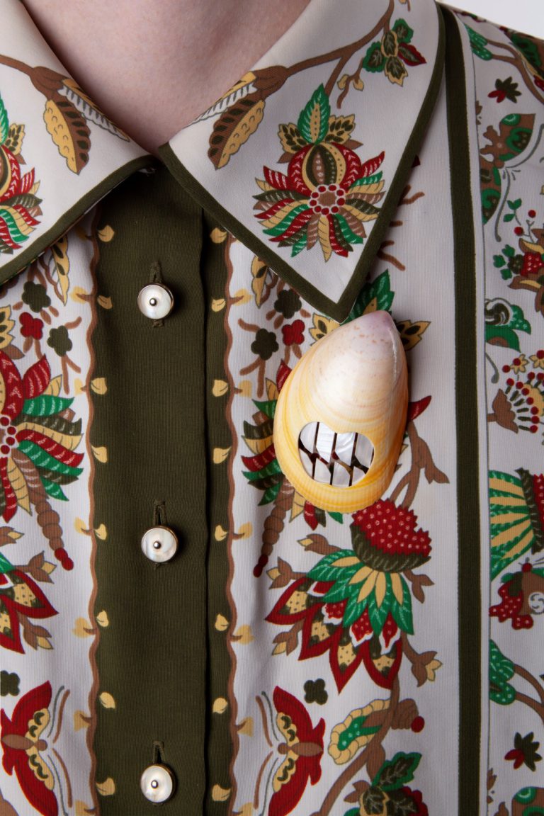 Pearly-White-Benedikt-Fischer-broche-coquillage-nacre-remanium-sculpey