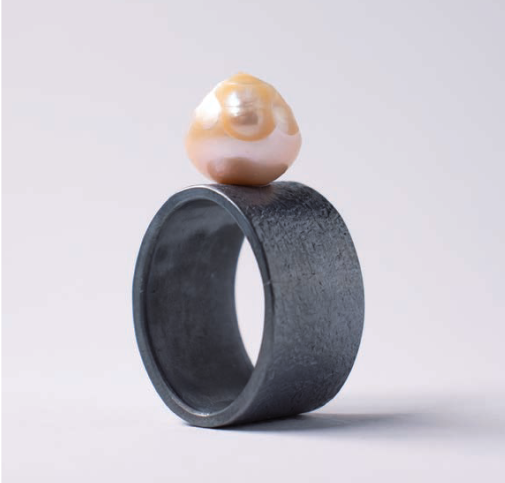 Ambroise Degeneve, rings : feceted freshwater pearl, oxidized silver La perle autrement
